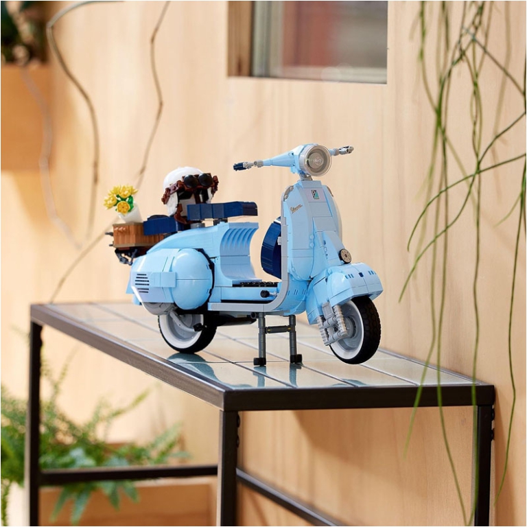 LEGO ICONS VESPA 125 3